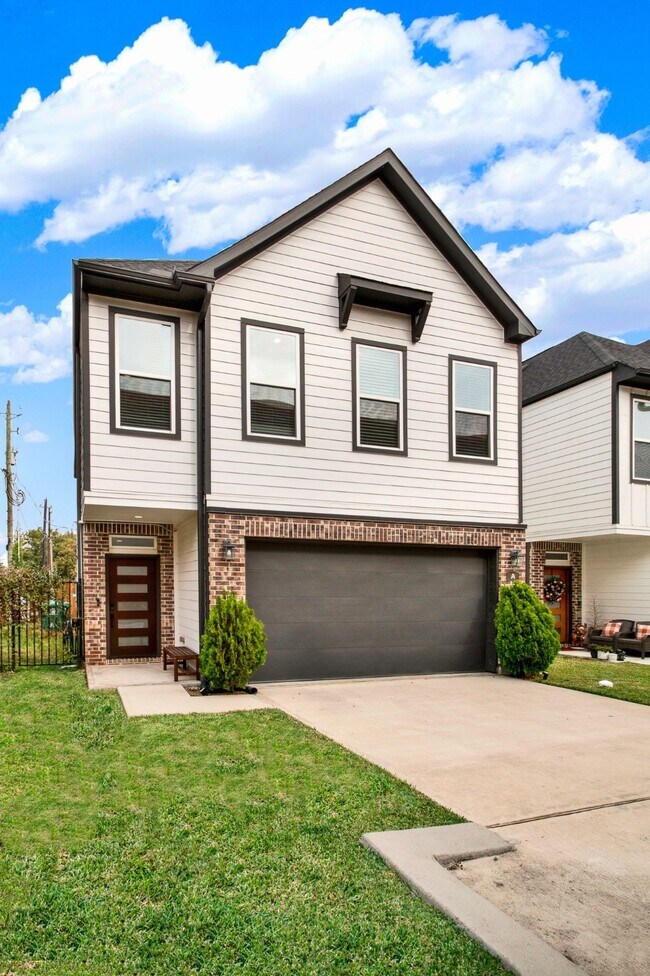 Building Photo - 6635 T C Jester Blvd