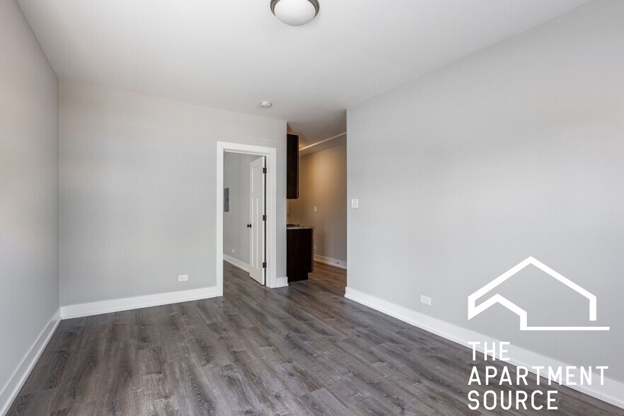 Building Photo - 707 W Brompton Ave