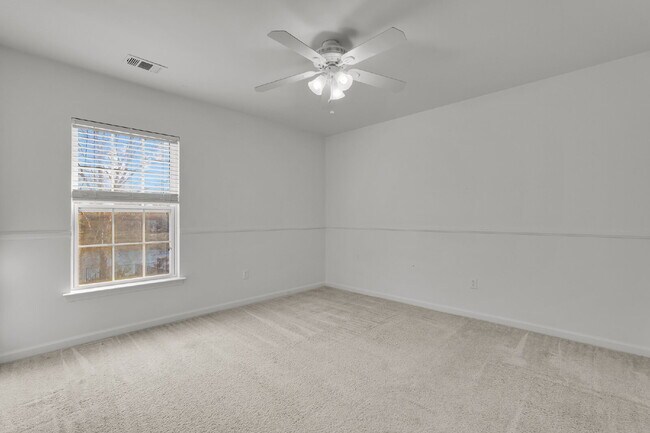 Building Photo - 3 Bedroom 2.5 bath home with 2 car garage located in Shadow Moss