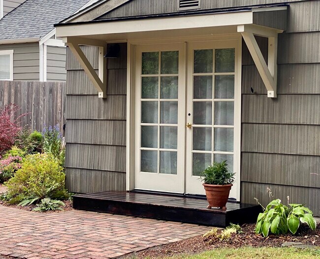 Apartment entrance - 15539 Ashworth Ave N