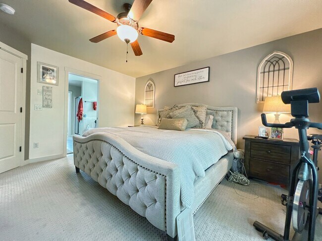 Building Photo - 4 Bedroom Home Bordering Covington and Kent