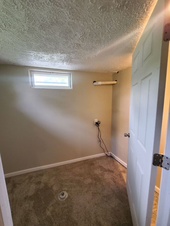 Building Photo - 3 BEDROOM SINGLE FAMILY HOME
