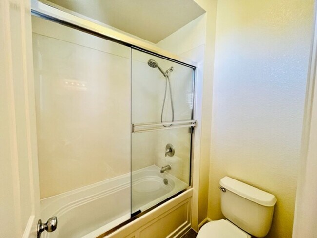 Building Photo - Gorgeous 3BD/2.5BA Tri-Level Townhouse- Ga...