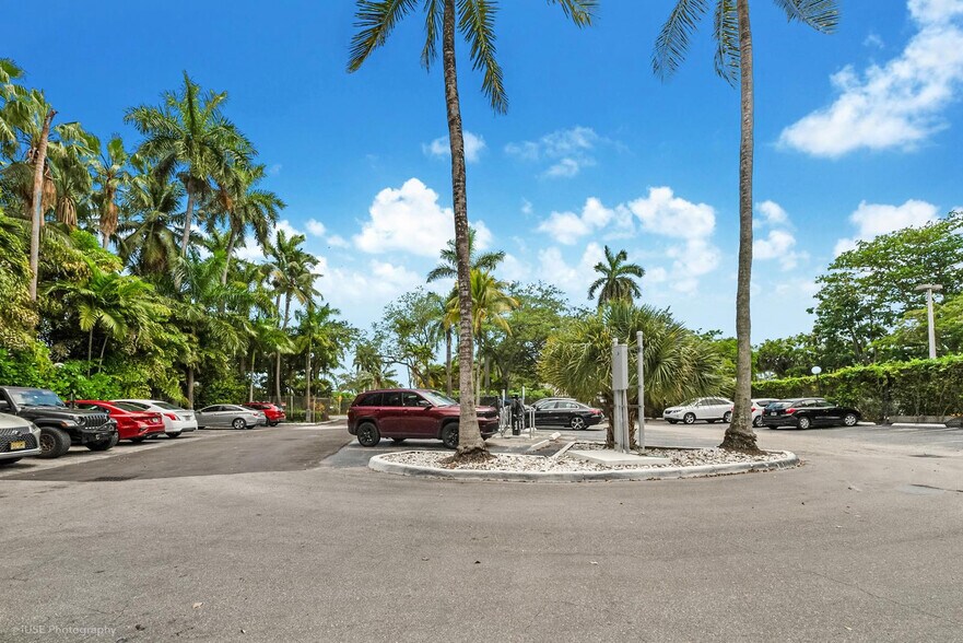 Building Photo - 2539 S Bayshore Dr