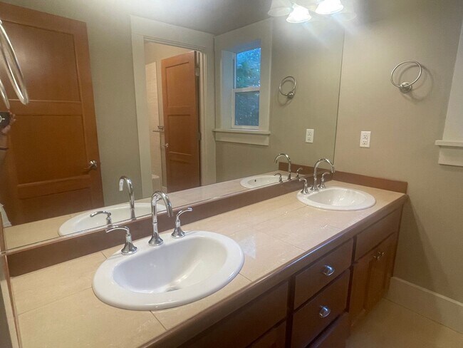 Building Photo - Tech Commuter's Dream Home - Walk to Micro...