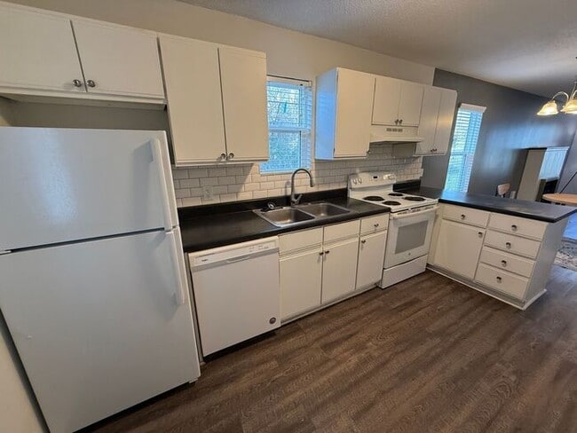 Building Photo - Collegeview Apartments! Updated 2 Bed 2 Bath Apartment with Washer/Dryer!