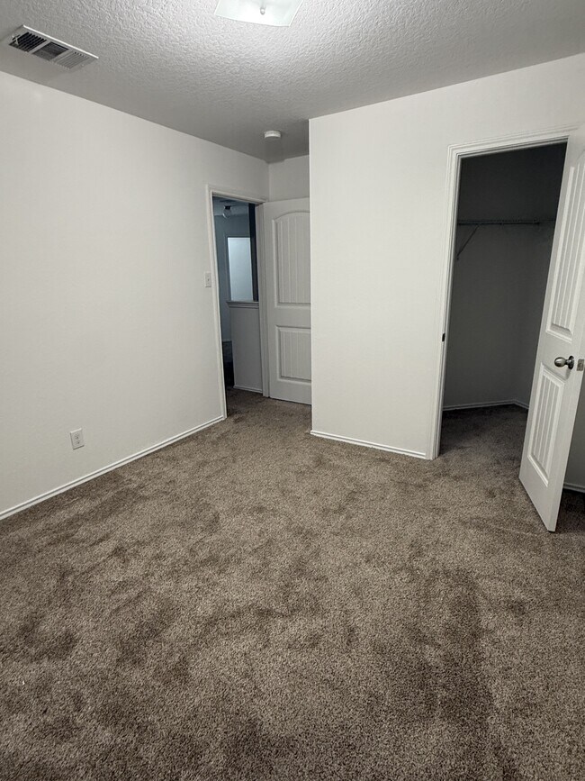 Building Photo - 1045 Polmont Ct