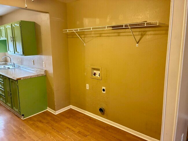 Building Photo - 800 S Vandeveer St