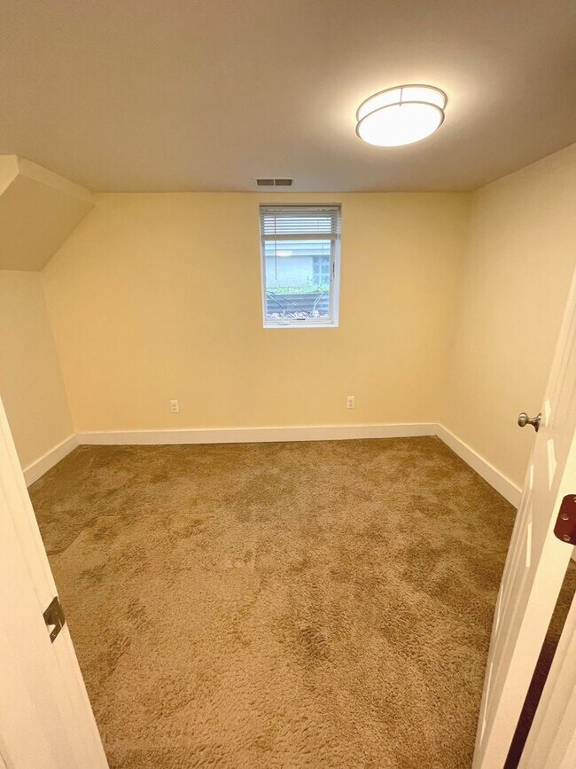 Building Photo - 903 Dewey Ave