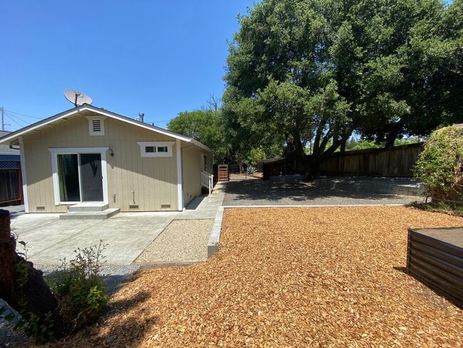 Building Photo - Charming 2 Bedroom Westside Petaluma Bungalow