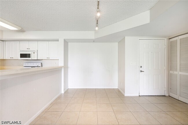 Building Photo - 1265 Wildwood Lakes Blvd