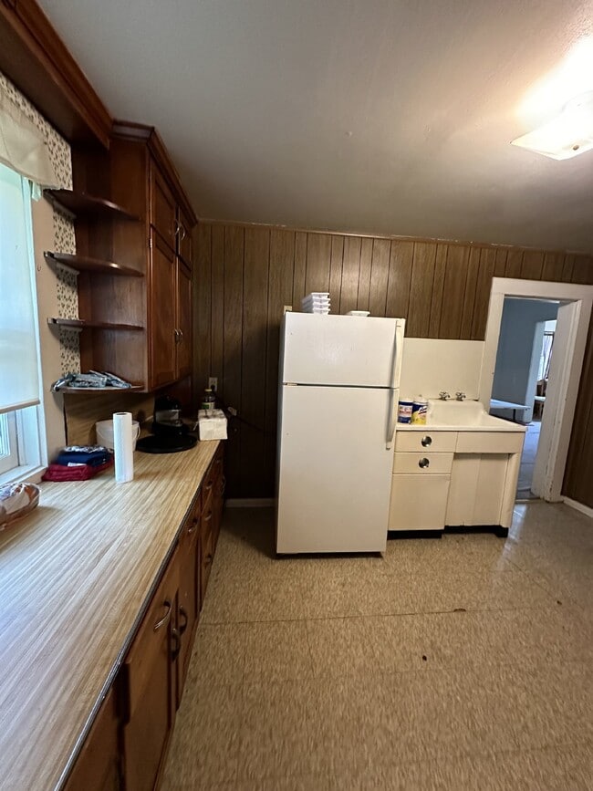 Building Photo - 3 bed 1 bath house close to UWEC and Water St! Available June 1st