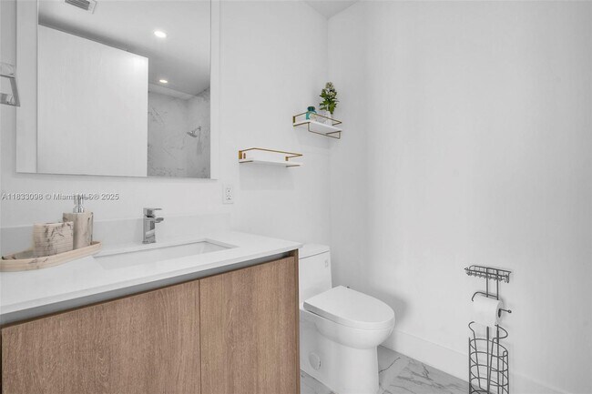 Building Photo - 17550 Collins Ave