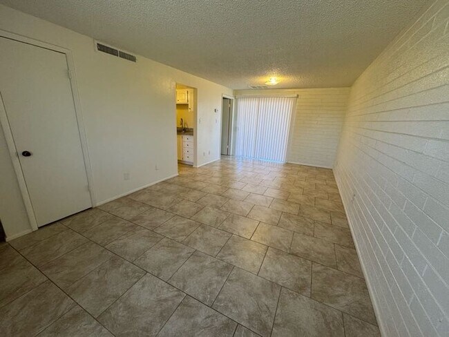 Building Photo - Maryvale 2br townhome