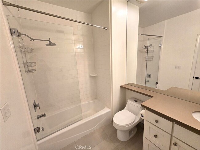 Building Photo - Spacious 2BR Condo in Los Angeles