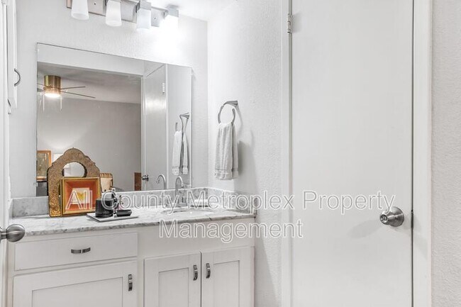 Building Photo - 7924 Royal Ln