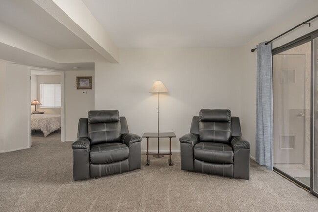 Building Photo - NEWLY REMODELED  FURNISHED BOTTOM FLOOR CONDO