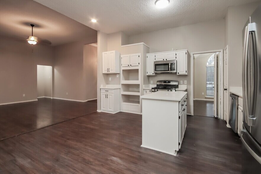 Building Photo - 2307 Stillwater Dr