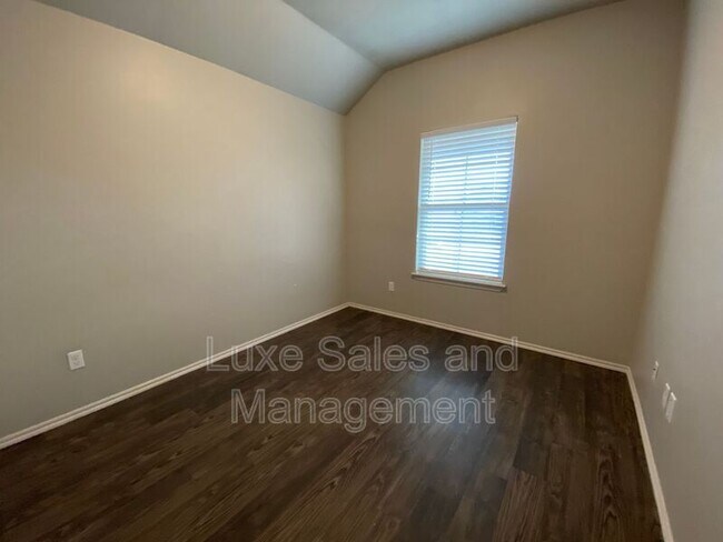 Building Photo - 2225 Mill Creek Way