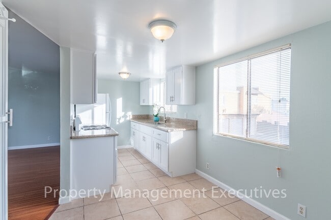 Building Photo - Remodeled 3 Bedroom, 1 Bath Duplex with Ga...