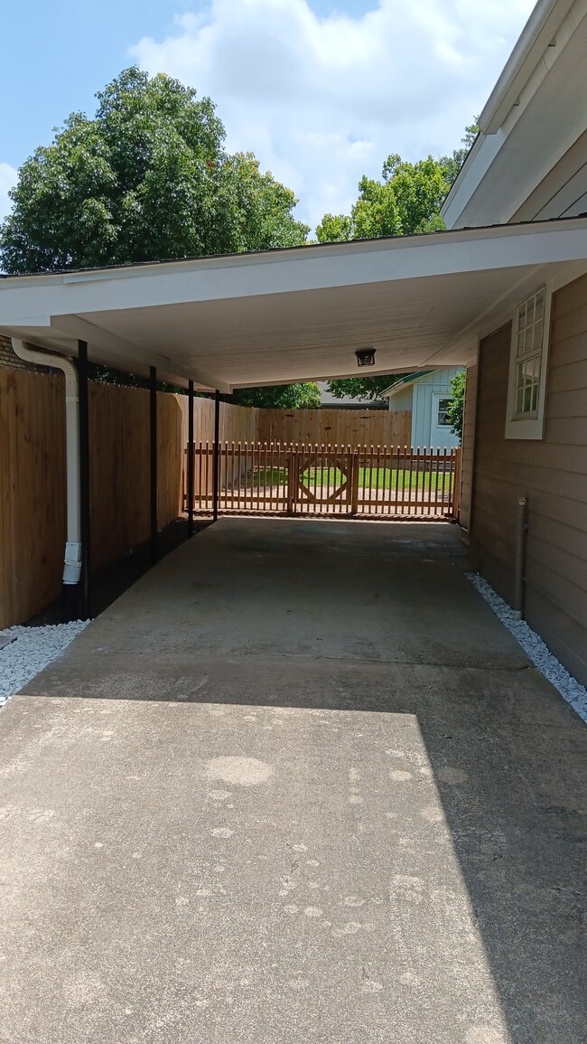 Carport - 112 N Division St