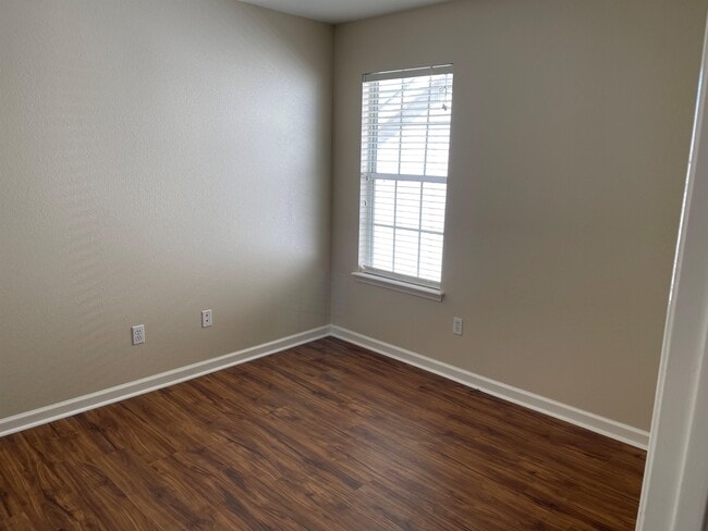 Building Photo - 1112 Landings Loop