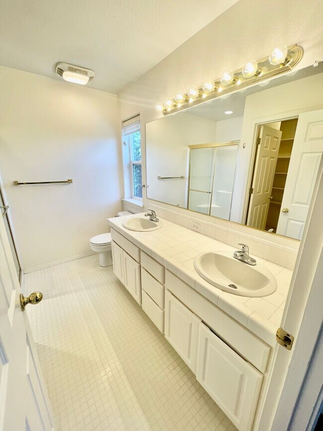 Building Photo - Stylish Bull Mountain Home – 3 Bed, 2.5 Ba...