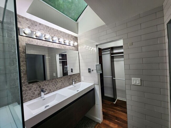 Building Photo - 7055 Riverside Dr