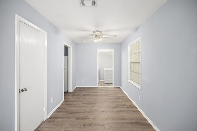 Building Photo - 354 Chicago Ave