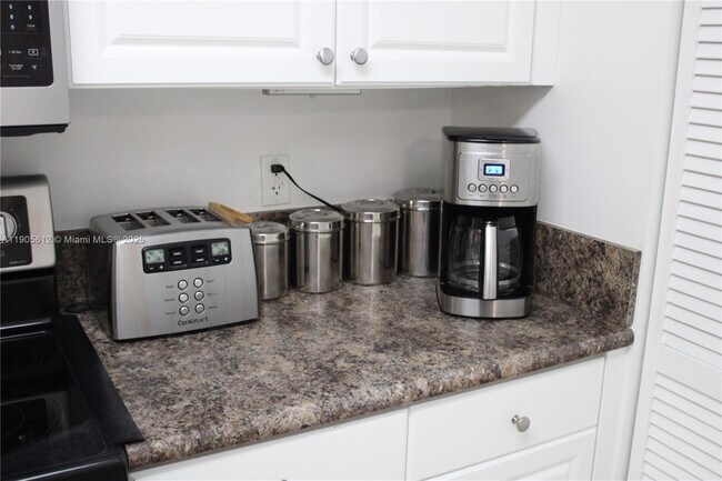 Building Photo - 519 E Sheridan St