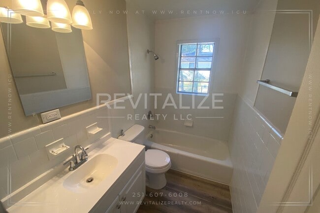 Building Photo - Renovated 1 Bedroom 1 Bath DUPLEX! **Plus a FREE 50" Smart TV!**