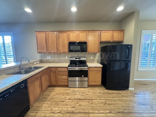 Building Photo - 1460 NE Redspire Ln