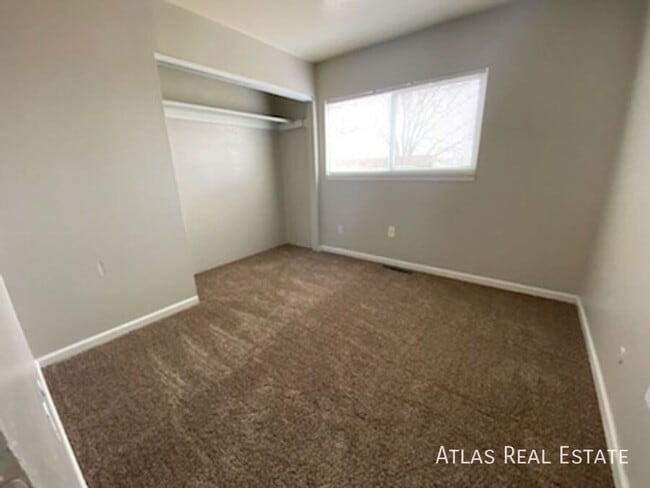 Building Photo - 934 W Moreno Ave