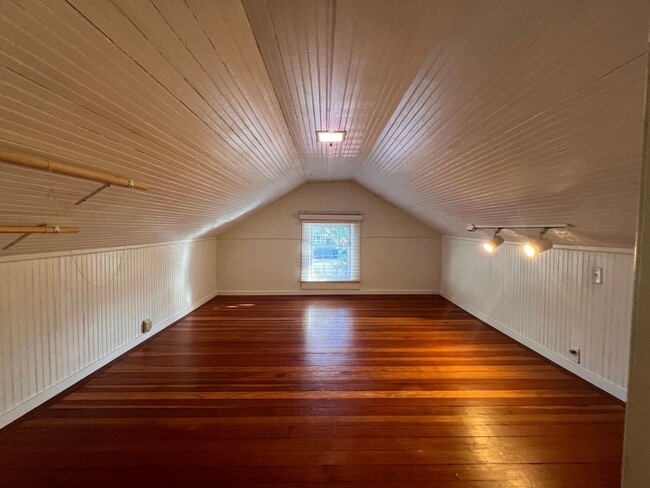 Building Photo - 5BD/2BA Gorgeous Vintage Home
