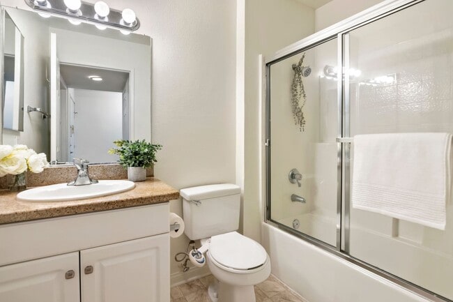 Building Photo - Great Woodland Hills Location!