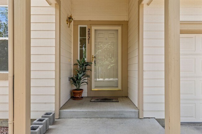 Building Photo - 2021 Falcon Ridge Dr