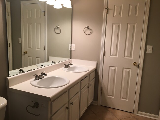 Building Photo - North Raleigh Location! End-Unit Townhouse...