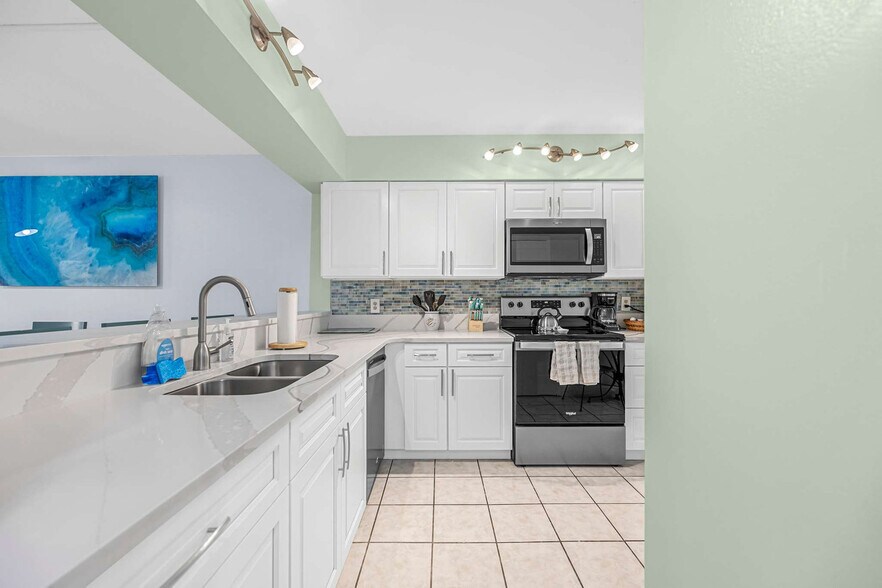 Building Photo - 39 Tulip Ave