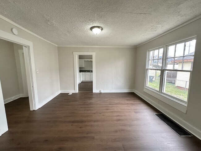 Building Photo - 1556 Burgin Ave