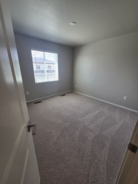 Building Photo - 4829 Autumn Leaf Dr