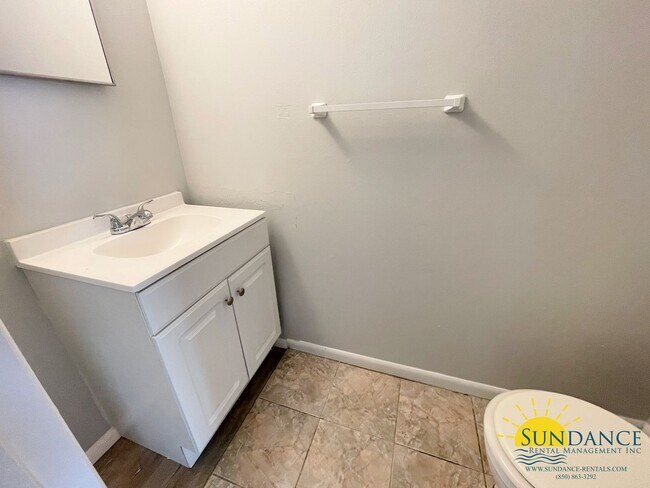 Building Photo - Great End-Unit Townhouse in Fort Walton Beach!