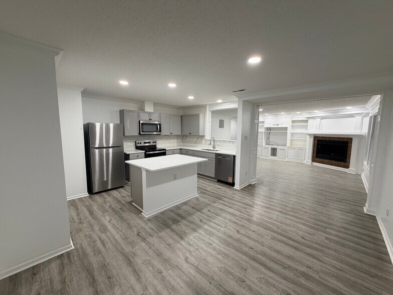 Building Photo - 10882 Emery Dr