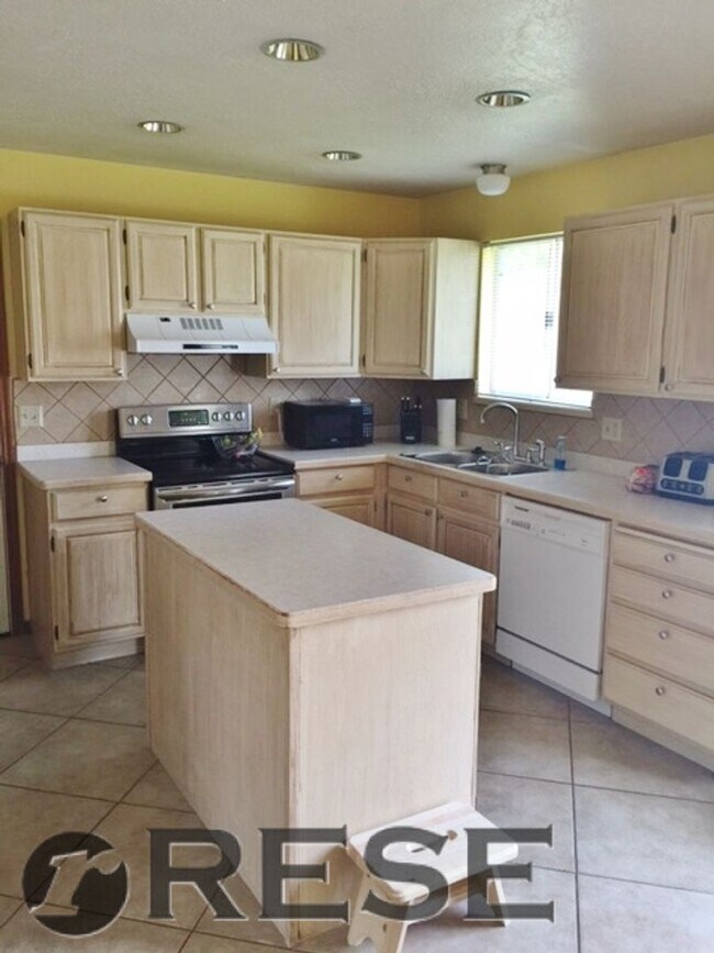 Building Photo - Great location Quaint Orem Home w 2 car garage!