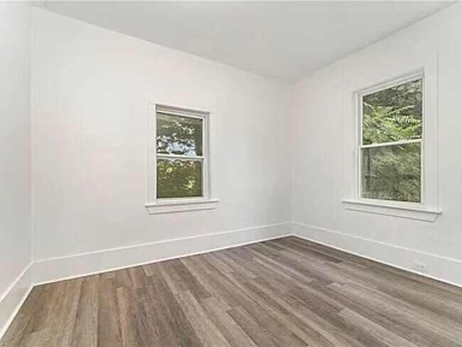 Building Photo - Charming Fully Renovated Cottage Minutes f...
