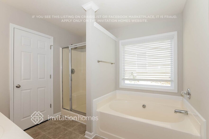Building Photo - 1142 Balvaird Dr SE