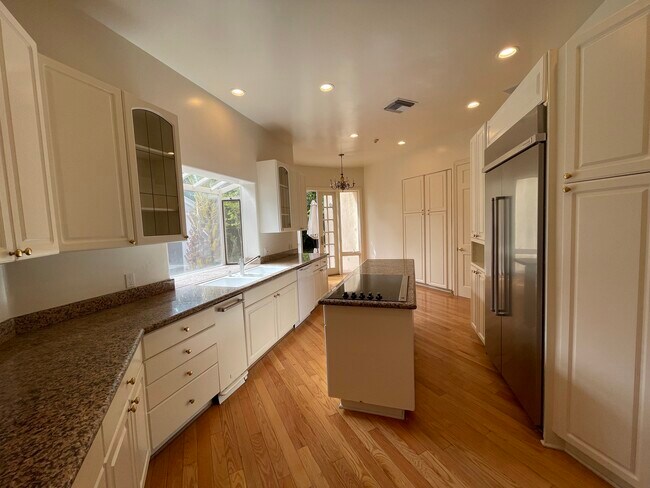 Building Photo - 623 Palisades Ave