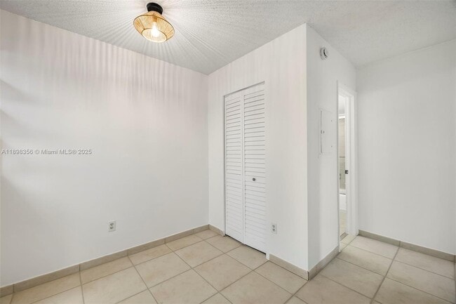 Building Photo - 10780 N Kendall Dr