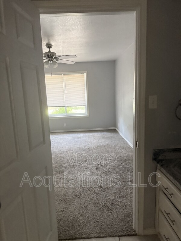 Building Photo - 3601 Oakwood Dr