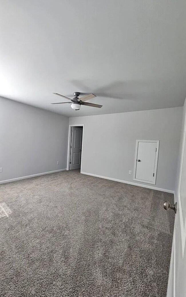 Building Photo - Very Spacious Townhome Available For Move In March 2026