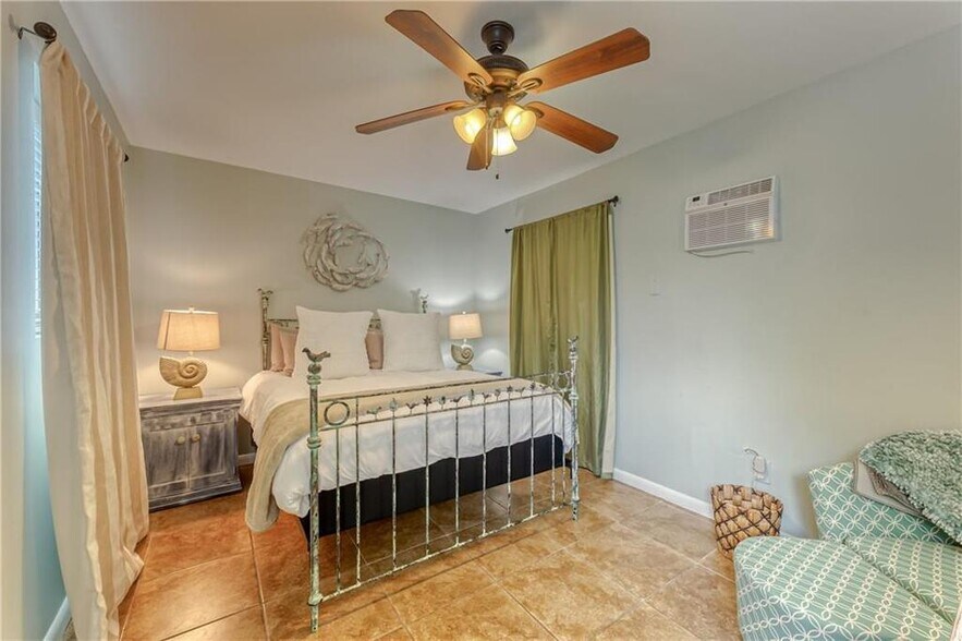 Building Photo - 1517 NE 17th Ter